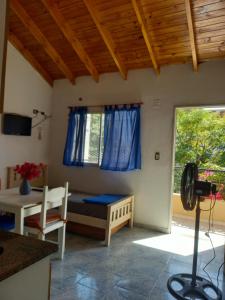 Cette chambre comprend un lit et une fenêtre. dans l'établissement Alojamiento temporario 2, à Lanús