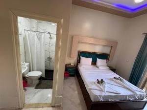 Un baño de Golden Palace Hotel