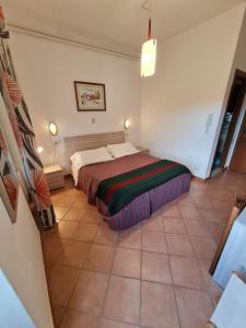 Postel nebo postele na pokoji v ubytování Albergo Genio + 37 fotografií