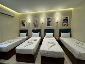 Una cama o camas en una habitación de Golden Palace Hotel