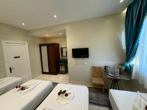 TV a/nebo společenská místnost v ubytování Golden Palace Hotel