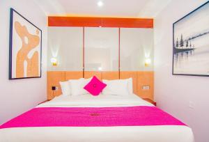 Postel nebo postele na pokoji v ubytování Purple Lavender Hotel Lekki