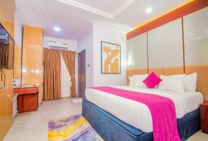 Postel nebo postele na pokoji v ubytování Purple Lavender Hotel Lekki