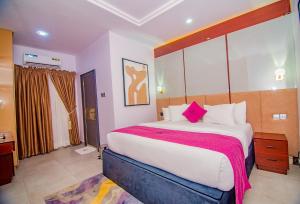 Postel nebo postele na pokoji v ubytování Purple Lavender Hotel Lekki