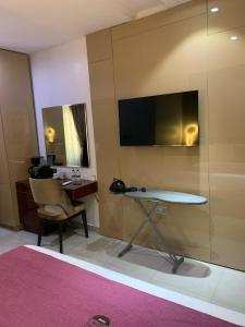 TV a/nebo společenská místnost v ubytování Purple Lavender Hotel Lekki