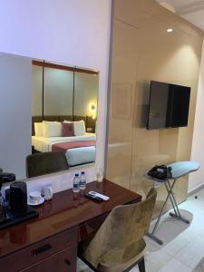 TV a/nebo společenská místnost v ubytování Purple Lavender Hotel Lekki