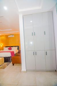 Postel nebo postele na pokoji v ubytování Purple Lavender Hotel Lekki
