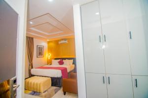Postel nebo postele na pokoji v ubytování Purple Lavender Hotel Lekki