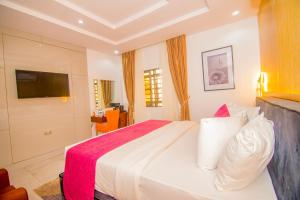 Postel nebo postele na pokoji v ubytování Purple Lavender Hotel Lekki