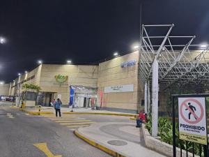 Ein Gebäude mit Leuten, die nachts draußen stehen. in der Unterkunft Apto Comodo cerca de Centro de Puerto La Cruz in Puerto La Cruz + 9 Fotos