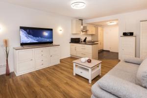 Køkken eller tekøkken på FeWo-Bergromantik mit Sauna und Pool