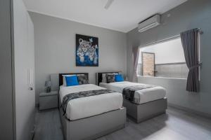 Ένα ή περισσότερα κρεβάτια σε δωμάτιο στο 3 Bedroom Villa Mawar walk to Beach Legian +55 φωτογραφίες