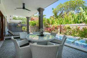 Κήπος έξω από το 3 Bedroom Villa Mawar walk to Beach Legian