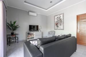 Μια τηλεόραση ή/και κέντρο ψυχαγωγίας στο 3 Bedroom Villa Mawar walk to Beach Legian