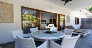 Χώρος καθιστικού στο 3 Bedroom Villa Mawar walk to Beach Legian