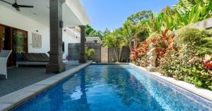 Πισίνα στο ή κοντά στο 3 Bedroom Villa Mawar walk to Beach Legian