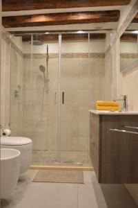 Phòng tắm tại appartamento con corte privata