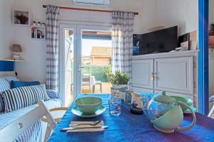 a living room with a table with a blue table cloth at La Casa Di Benedetta in Portiragnes
