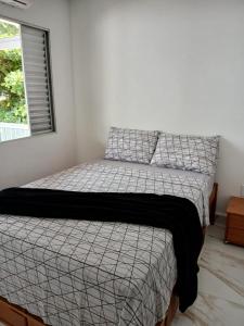 En eller flere senge i et værelse på Excelente apartamento - Itaguá