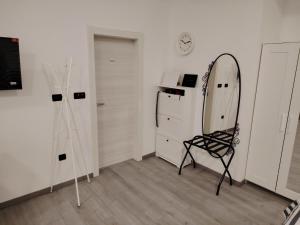 Una habitación con un espejo y una silla dentro. en Studio apartment Andre, en Rijeka