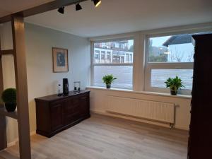 - un salon avec deux fenêtres et du parquet dans l'établissement Ferienhaus Willi, à Elend