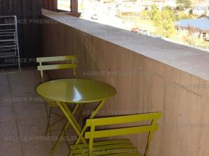a green table and two chairs on a balcony at Appartement familial, 2 chambres, balcon S-E, à 30m pistes et Balnéo, Les Angles - FR-1-295-135 in Les Angles