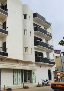 El edificio en el que está el apartahotel