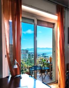 una camera con balcone con vista sull'oceano di Naima Sea View Design Apartment By HouseinNaples a Napoli