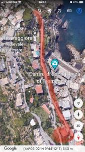 Un mapa de una ciudad con un camino y el océano en Appartamento Via Signorini, en Riomaggiore