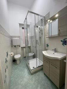 a bathroom with a shower and a toilet and a sink at Matilde House a Genova, Boccadasse, appartamento completo ed esclusivo in Genova