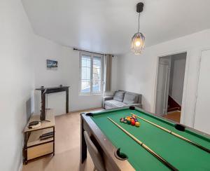 Τραπέζι μπιλιάρδου στο Évasion détente avec Jacuzzi Sauna & Billard