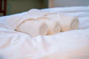a group of rolled towels on a bed at Gästehaus Alte Bücherei in Mittelangeln