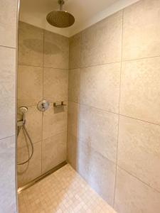 a bathroom with a shower with a glass door at Gästehaus Alte Bücherei in Mittelangeln