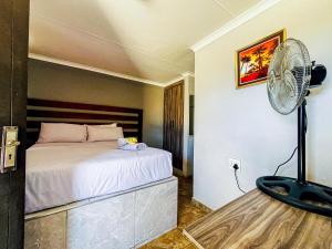 Postel nebo postele na pokoji v ubytování Dingwako Lodge