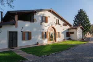 a large white house with a yard at Fior di Pesco in Sommacampagna