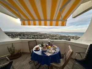 a table in a balcony with a view of the ocean at BBA Appartement climatisé vue mer Baleal in Ferrel