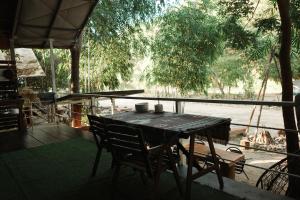 ein Tisch, auf dem zwei Tassen stehen in der Unterkunft Baanraisongshul K&E Gardens in Khlong Lan