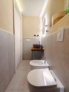 un bagno con un water e un lavandino di Interno2 a Taranto