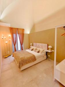 una grande camera da letto con un grande letto con tende rosse di Interno2 a Taranto