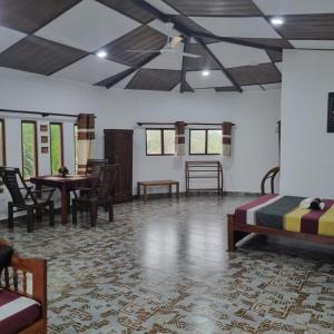 Postel nebo postele na pokoji v ubytování Dhammika Beach Palace