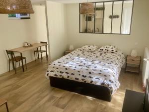 Logement type 2 dans un parc verdoyant 객실 침대