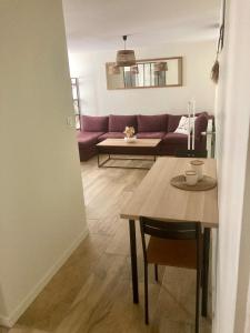 Posezení v ubytování Logement type 2 dans un parc verdoyant