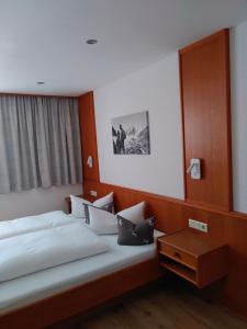 Postel nebo postele na pokoji v ubytování Haus Enzian