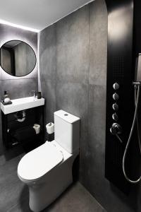 Koupelna v ubytování Niki's Luxury Suite + 12 fotografií
