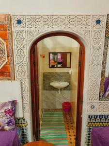 a bathroom with a sink and a mirror at Dar lmallouki in Meknès