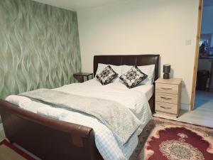 伯明翰Perfect for exploring Birmingham的一间卧室，床上有两个枕头