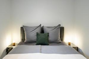 En eller flere senge i et værelse på Modernes, stilvolles Apartment 2