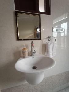 FaizābādVed Vatika Homestay的浴室里有一面镜子的白色水槽