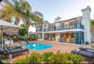 a large house with a swimming pool in front of it at Roza in Hiret