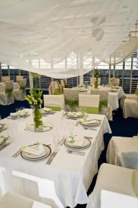 Restoran või mõni muu söögikoht majutusasutuses Plavnica Eco Resort